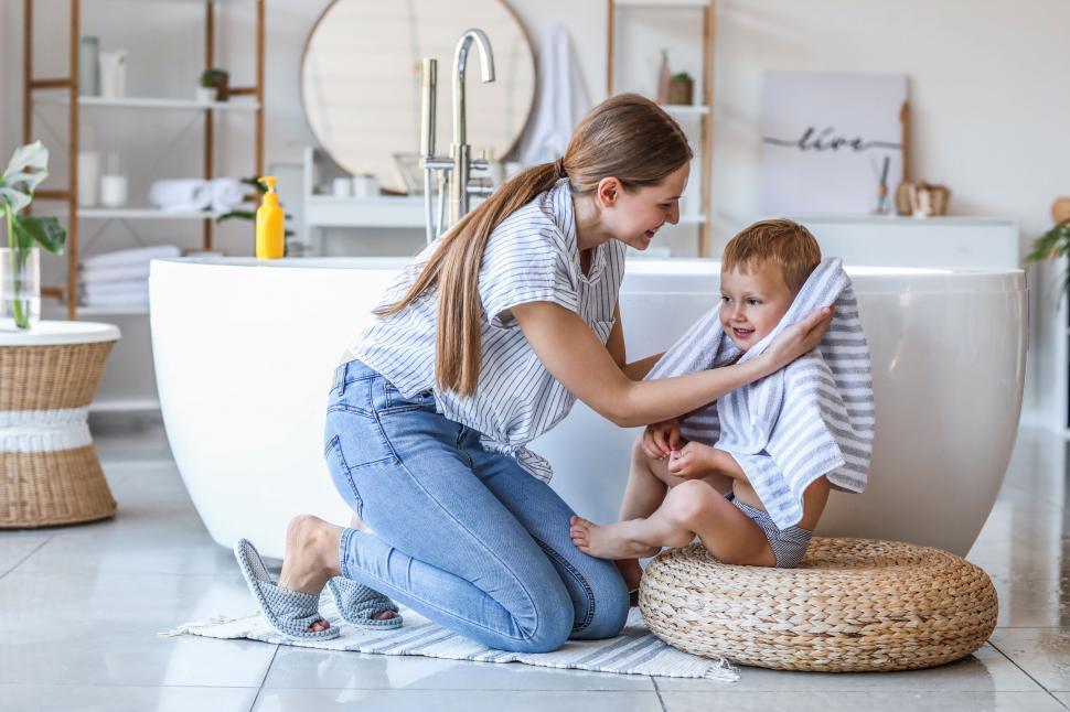 Trẻ phát ban sau sốt có được tắm không và nên kiêng gì? 2