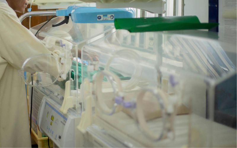 Trẻ nằm lồng ấp kéo dài ảnh hưởng không tốt đến võng mạc