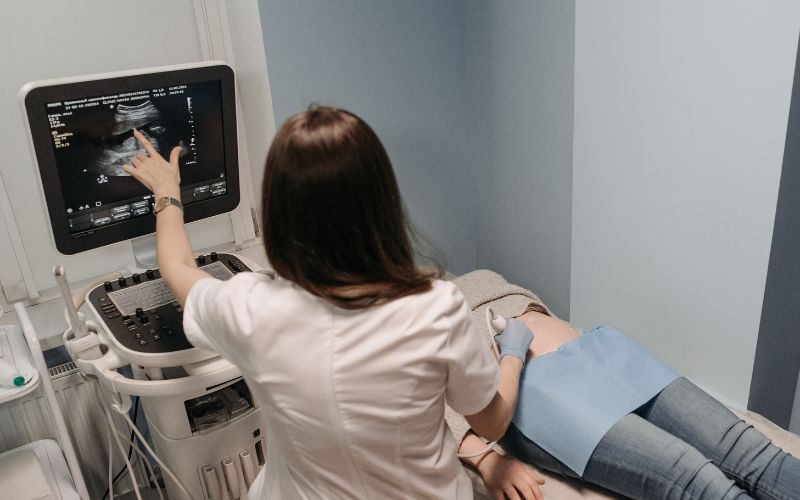 Các yếu tố nguy cơ gây sinh non có thể xuất phát từ mẹ như hở eo tử cung, cổ tử cung ngắn...