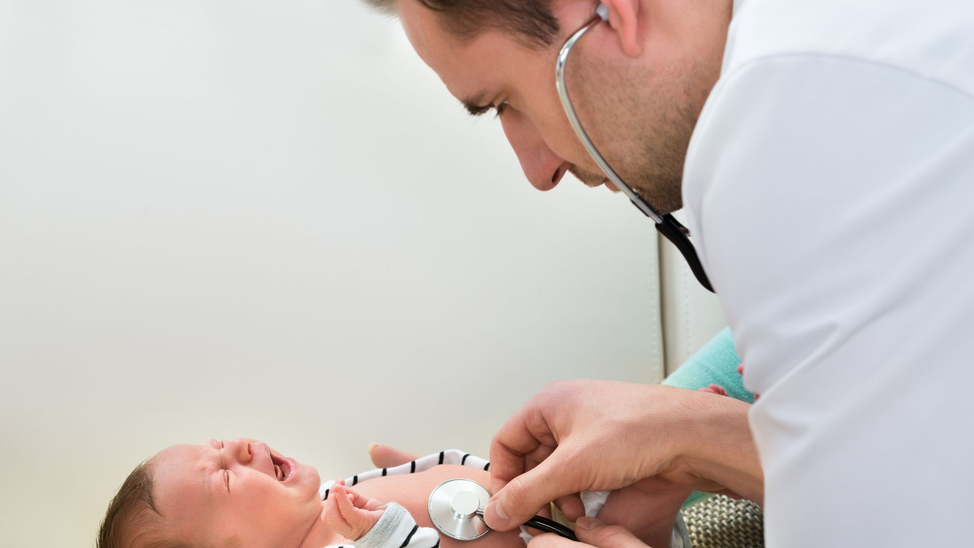 Cha mẹ cần đưa trẻ sơ sinh bị vàng da kéo dài đến gặp bác sĩ để được thăm khám