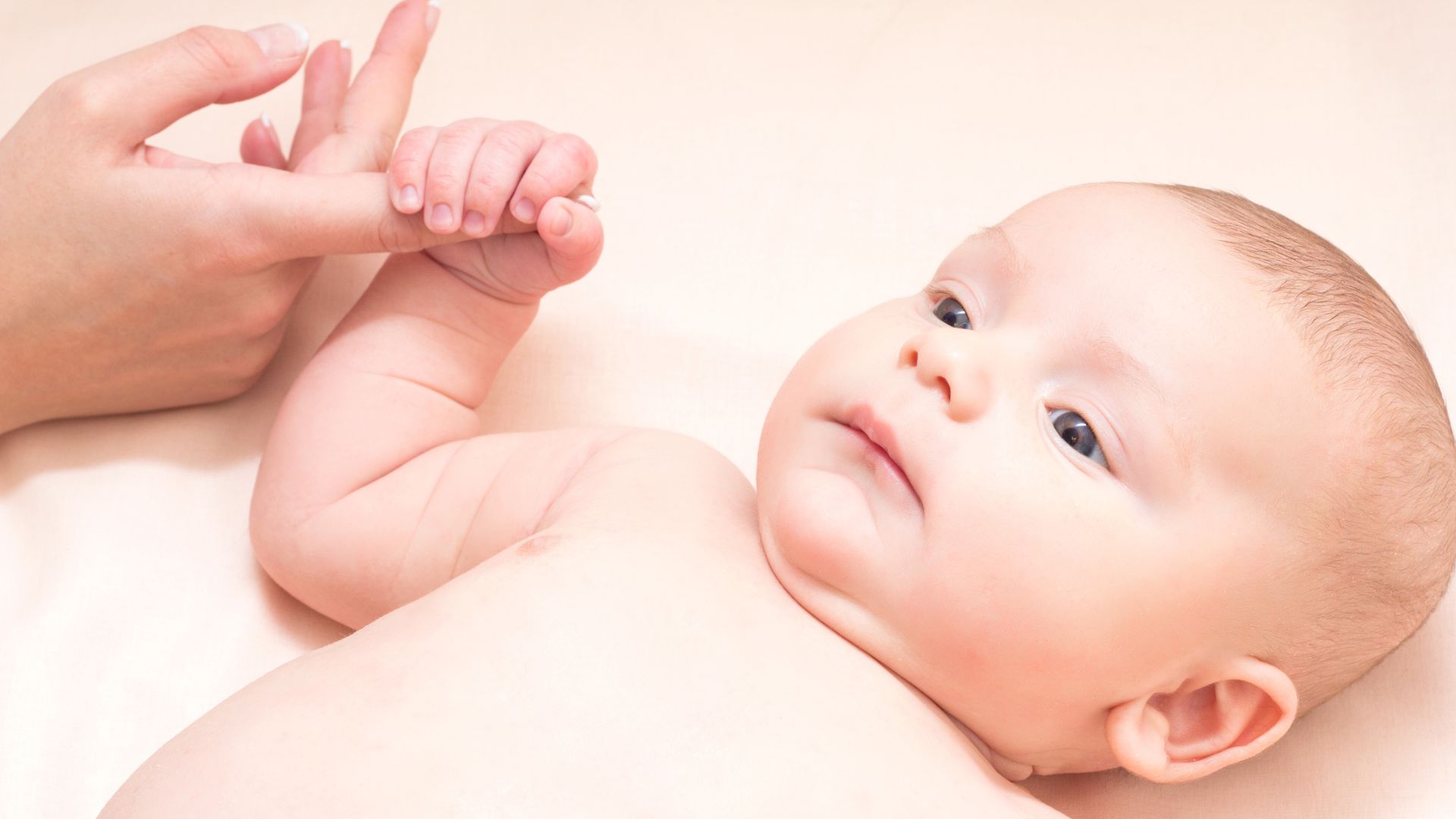 Trẻ sơ sinh 2 tháng tuổi nặng bao nhiêu kg là chuẩn