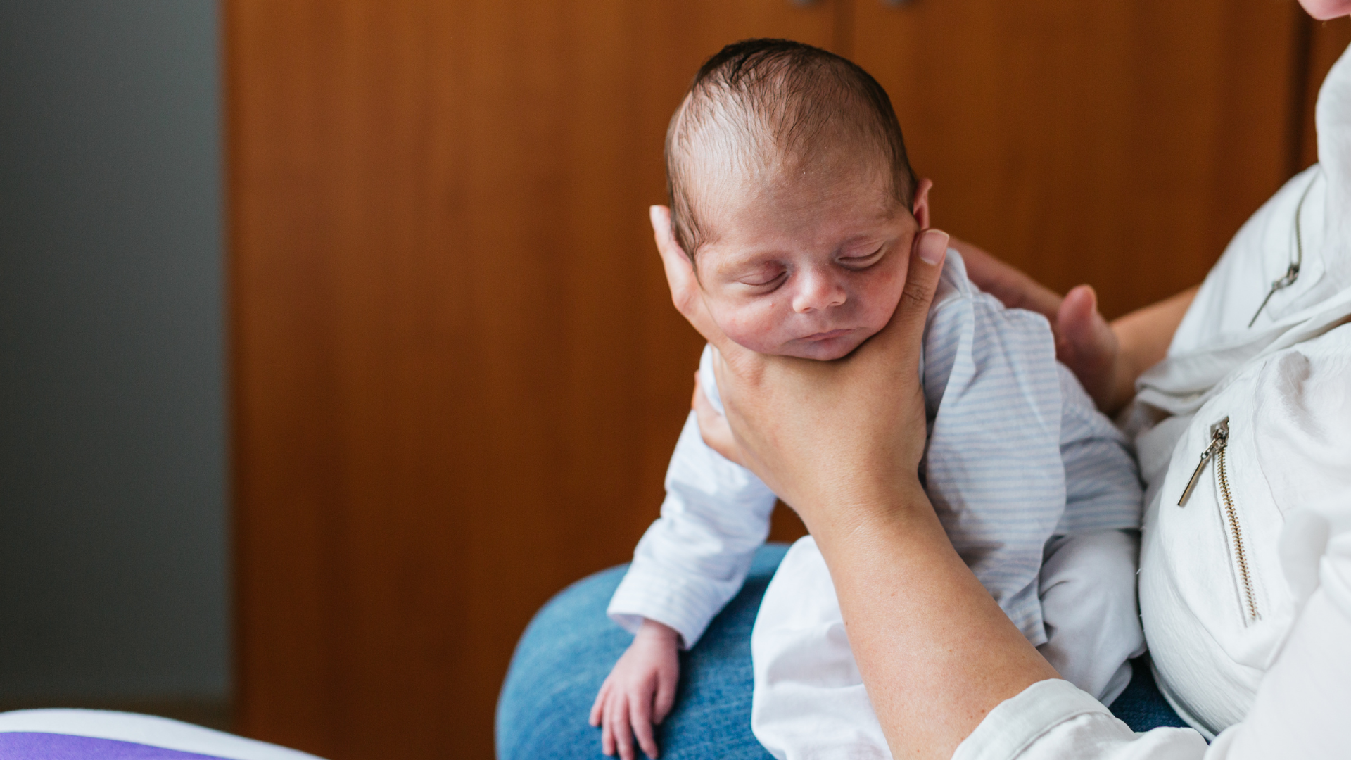 Sau khi bú, bế bé và vỗ lưng nhẹ giúp bé ợ hơi, giảm đầy bụng