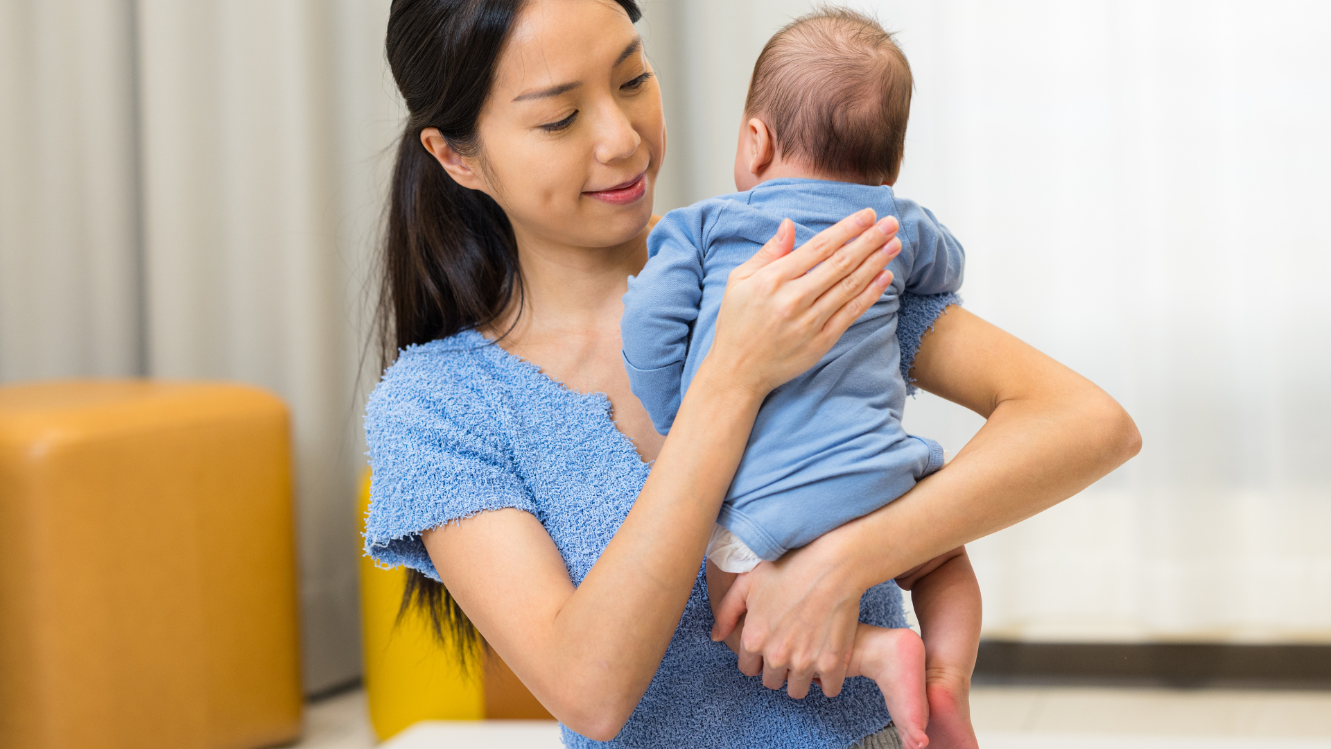 Không đặt bé nằm ngay sau bú, nên giữ tư thế thẳng hoặc hơi nghiêng 20 đến 30 phút để giảm trào ngược