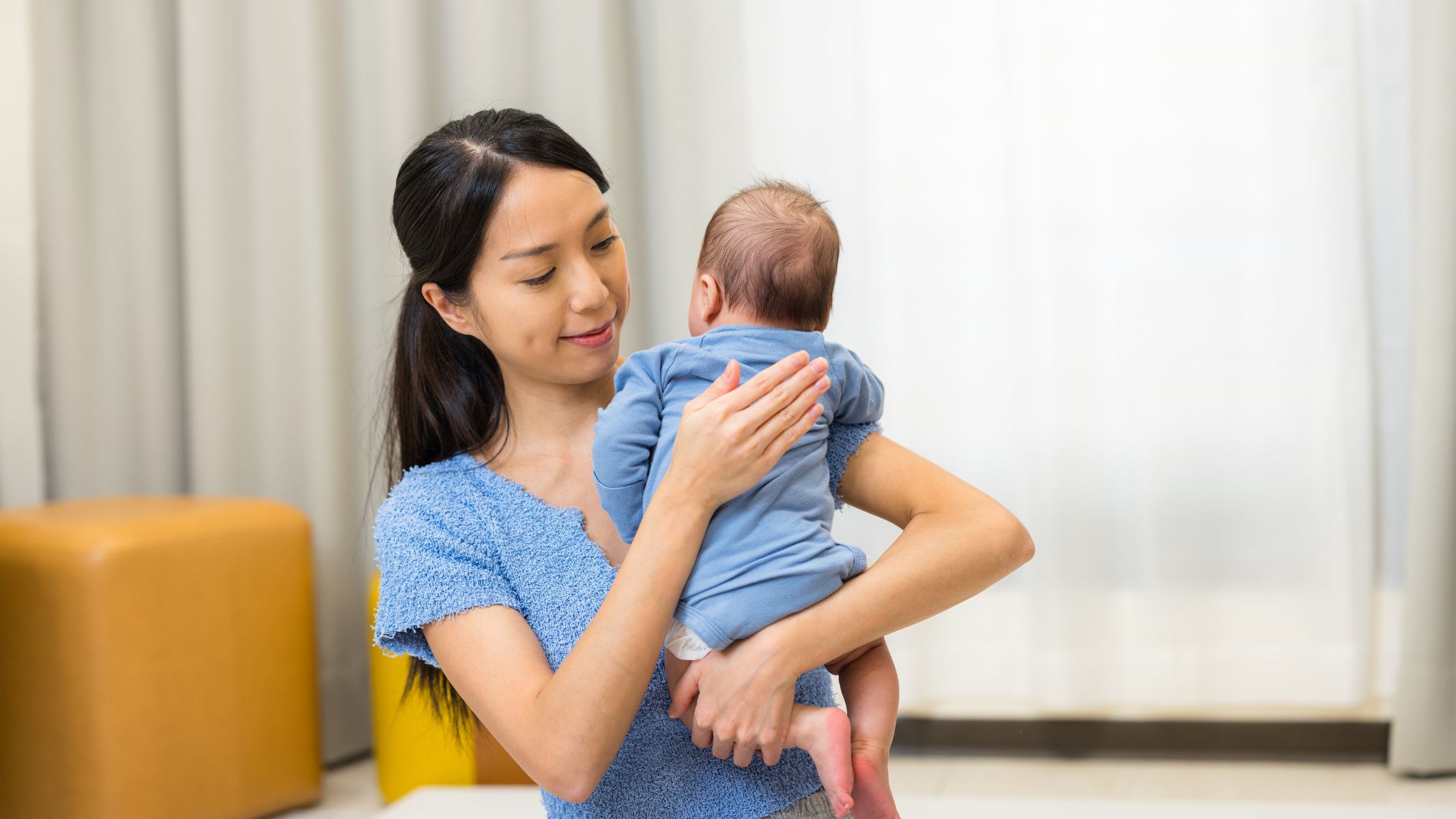 Sau mỗi cữ bú, cần bế trẻ thẳng người và vỗ ợ hơi trước khi đặt trẻ nằm, kể cả ban đêm, nhằm giảm nguy cơ trào ngược và khó thở