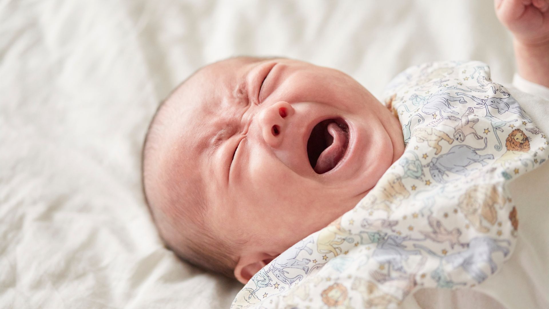 Khóc nhiều là một nguyên nhân khiến trẻ sơ sinh bị nấc