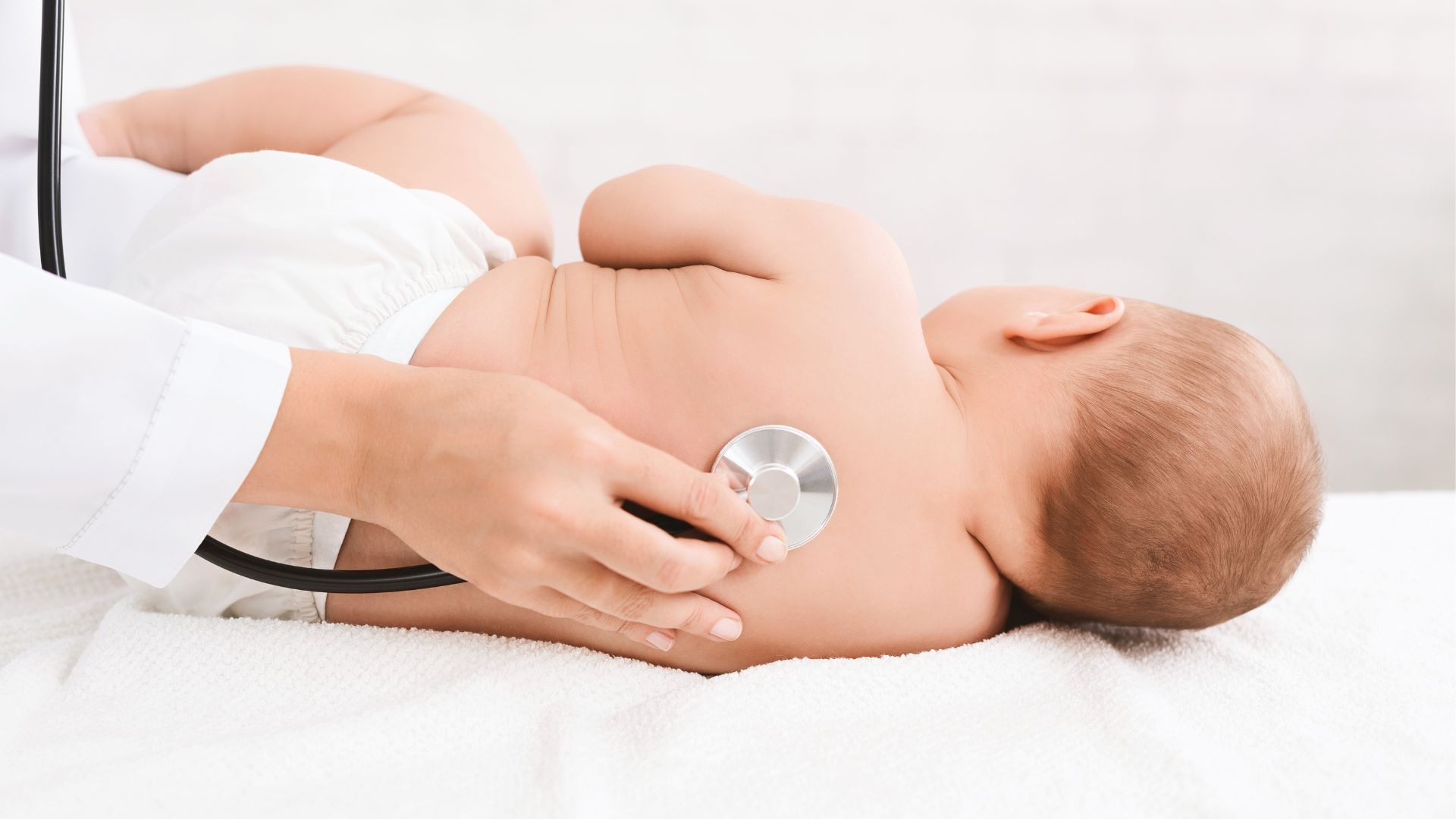 Cha mẹ nên đưa trẻ đến bệnh viện nếu trẻ bị nấc cụt kèm theo khó thở
