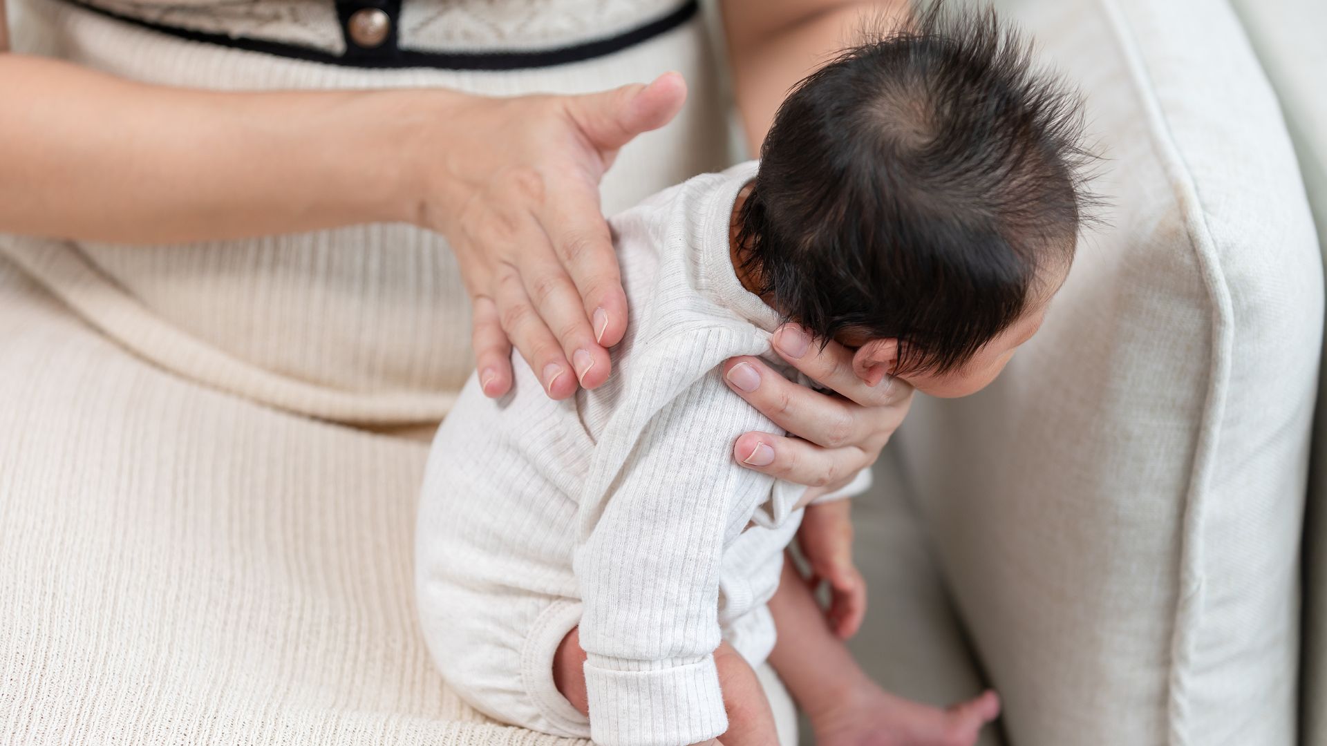 Vỗ lưng trẻ đúng cách là cách xử lý khi trẻ bị nấc cục tại nhà