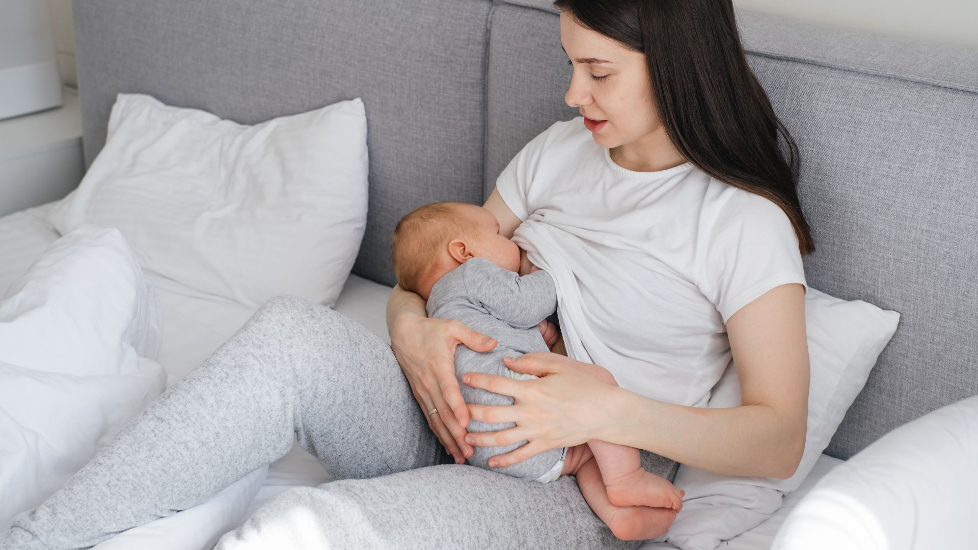 Mẹ nên cho trẻ bú trong không gian yên tĩnh để hạn chế trẻ bị giật mình
