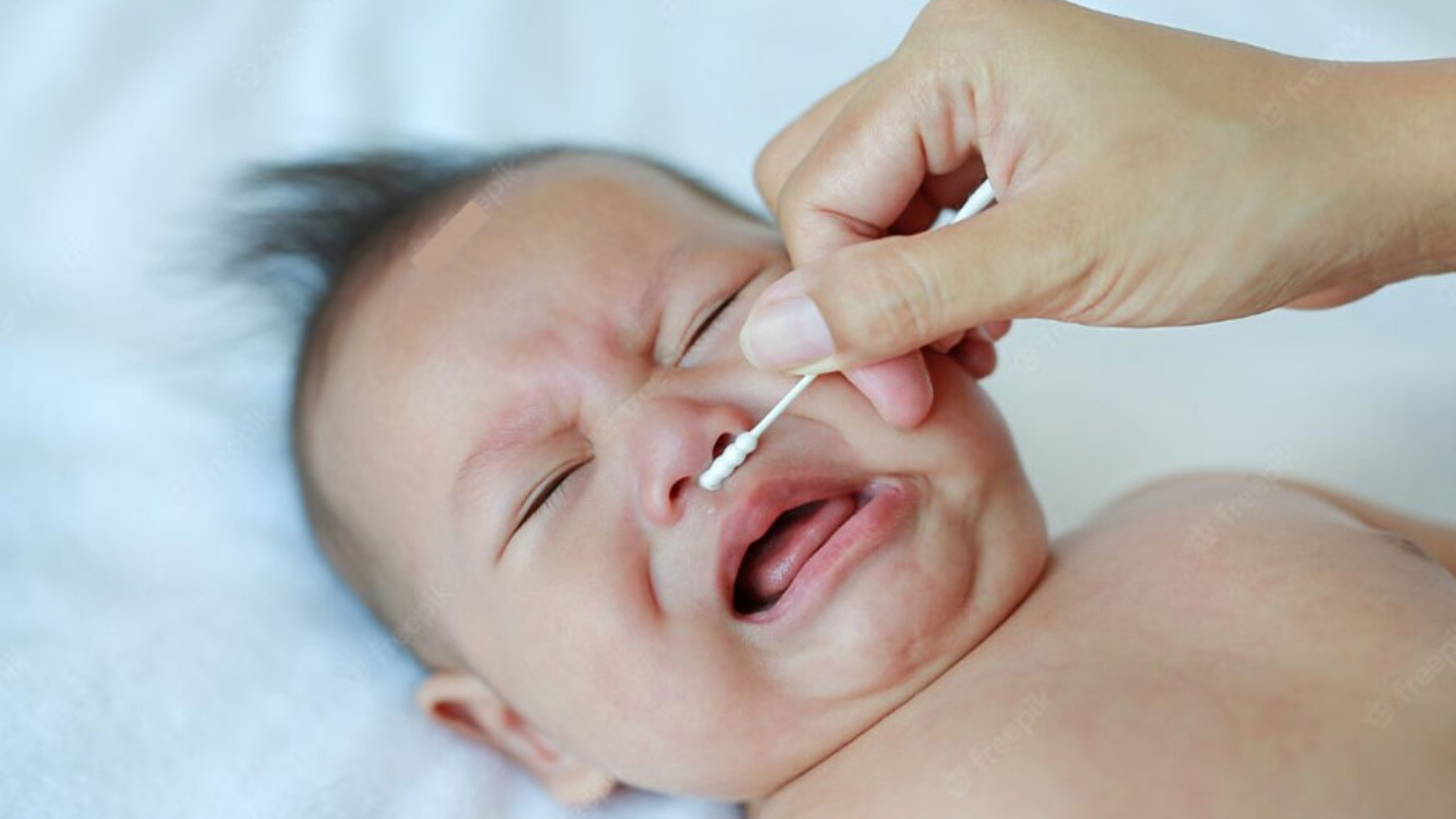 Trẻ sơ sinh nghẹt mũi không chảy nước mũi thường do niêm mạc nhạy cảm hoặc dịch nhầy đặc