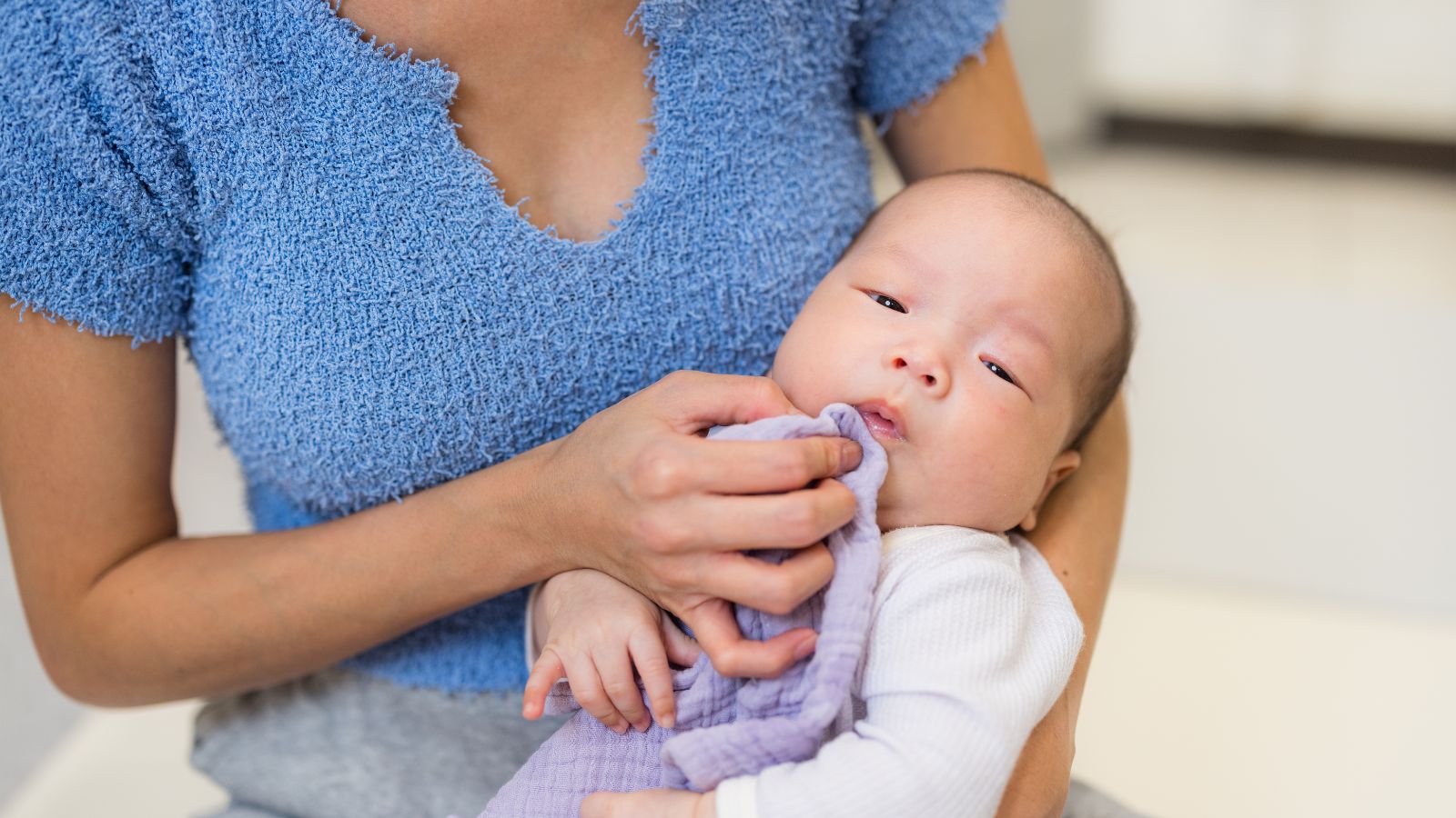 Nếu bé cảm thấy ngứa ngáy và khó chịu, điều này có thể là dấu hiệu của mụn nước