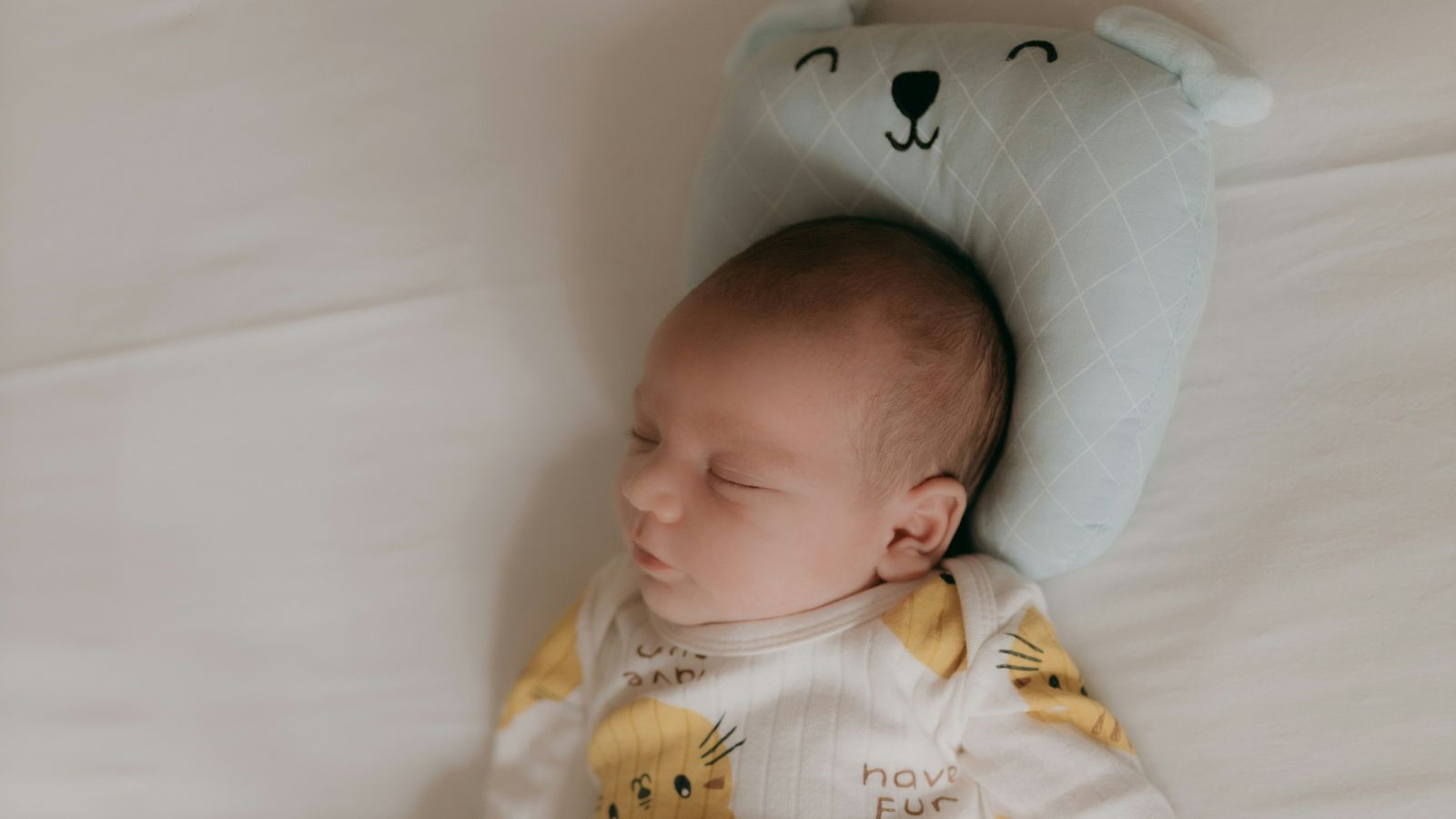 Trẻ sơ sinh nằm gối cao su non được không là thắc mắc của nhiều ba mẹ