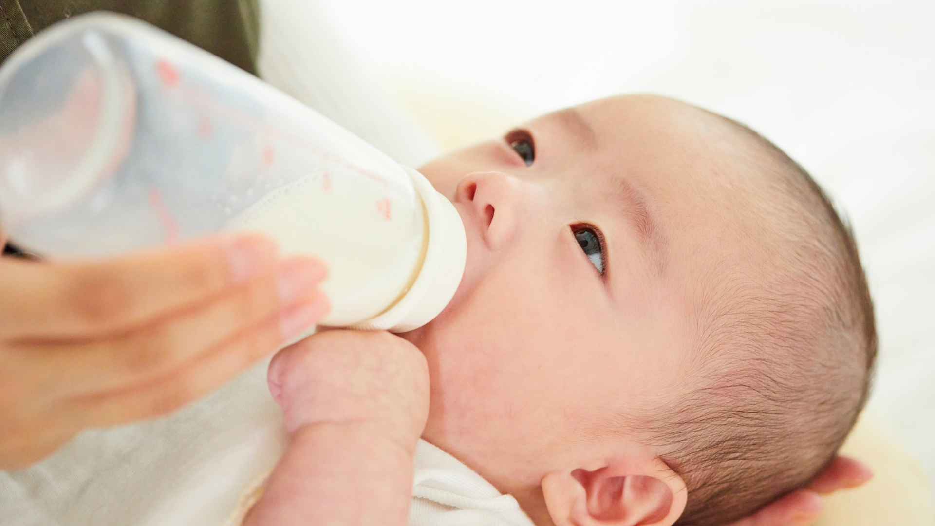 Có nhiều nguyên nhân khiến trẻ sơ sinh dễ bị sặc sữa