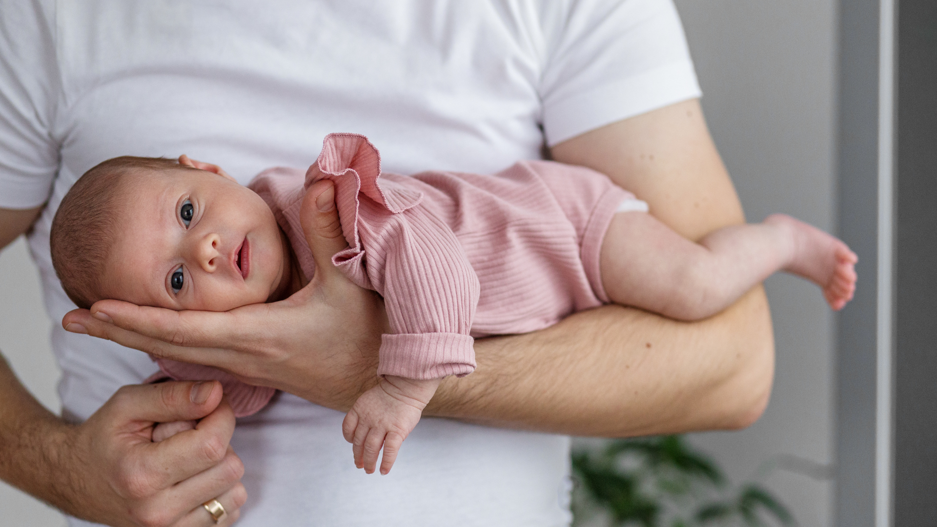 Nhanh chóng thay đổi tư thế của bé khi bé bị sặc sữa