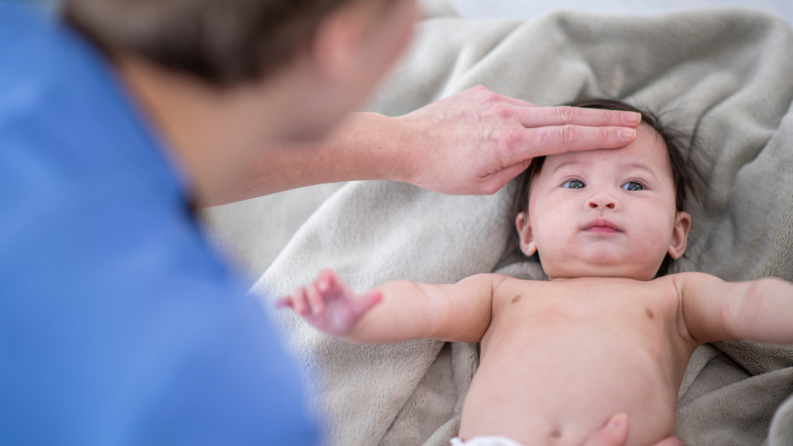 Đưa trẻ đến cơ sở y tế ngay lập tức nếu nhận thấy trẻ khó thở, thở dốc