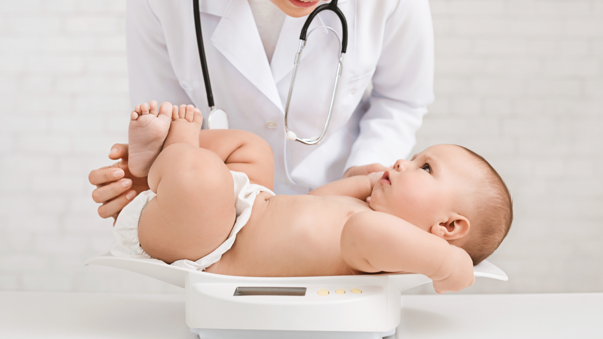 Chậm tăng cân là dấu hiệu cho thấy trẻ bú không đủ sữa