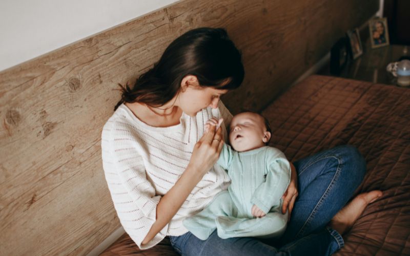 Nếu bé không tự thức dậy để bú trong vài tuần đầu, mẹ nên nhẹ nhàng đánh thức và cho con bú đúng giờ