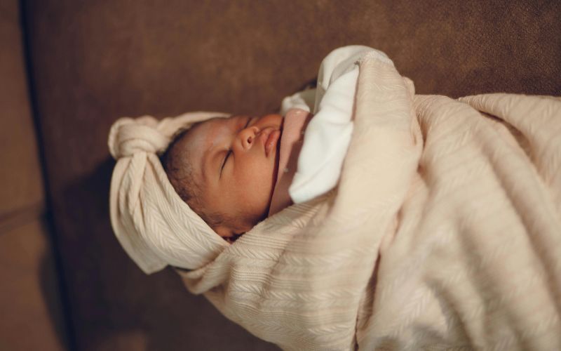 Bé ngủ liền mạch cũng là một trong những dấu hiệu bé đã bú đủ sữa