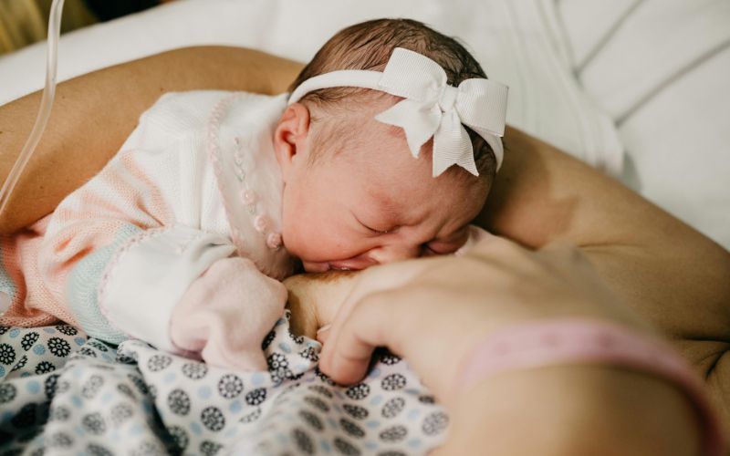 Trẻ sơ sinh bú sữa mẹ bao nhiêu là đủ? Câu trả lời còn tùy thuộc vào từng giai đoạn của trẻ