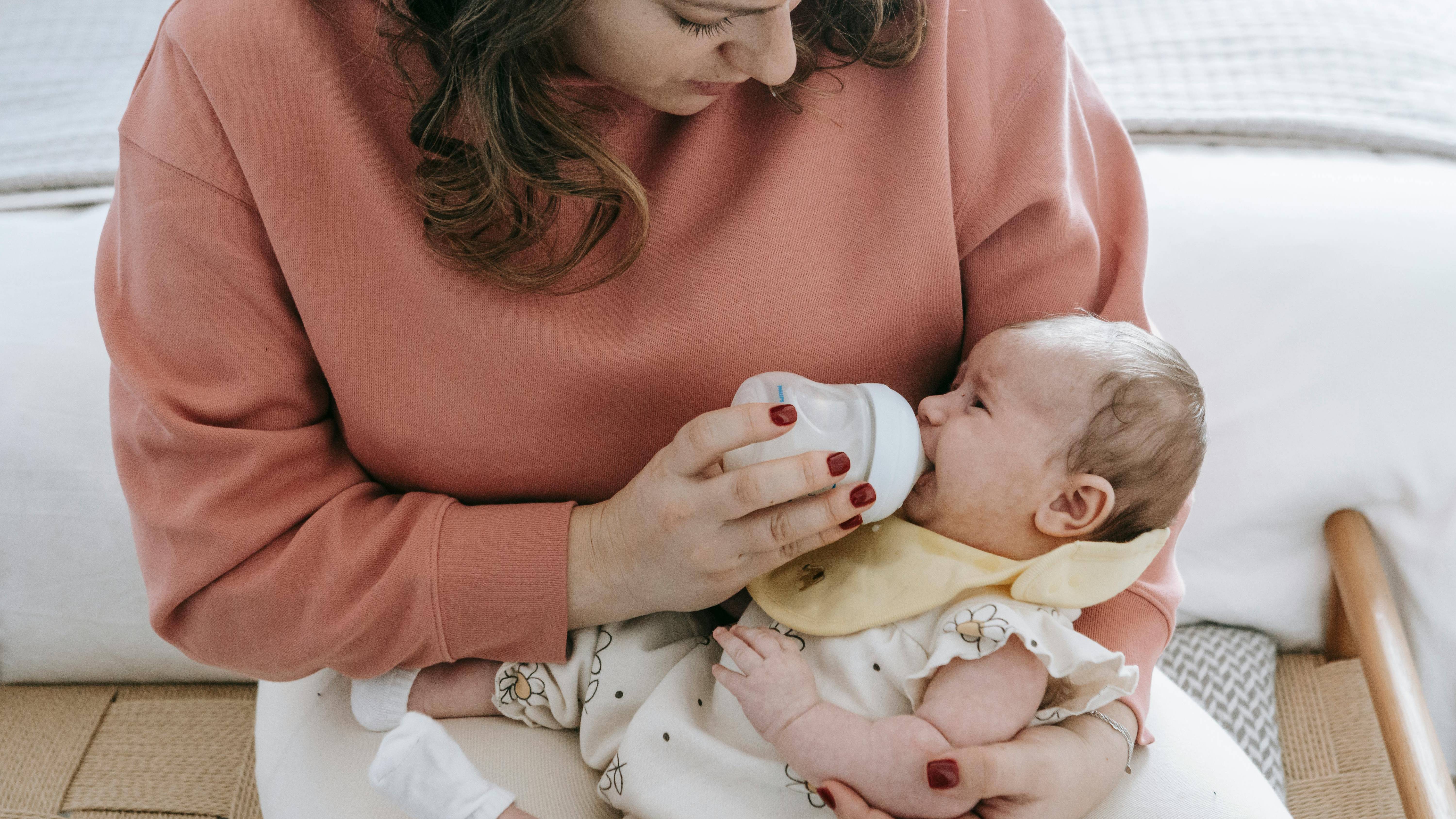 Khi chọn sữa công thức, thành phần sữa nên cân đối giữa protein dễ tiêu, chất béo và carbohydrate