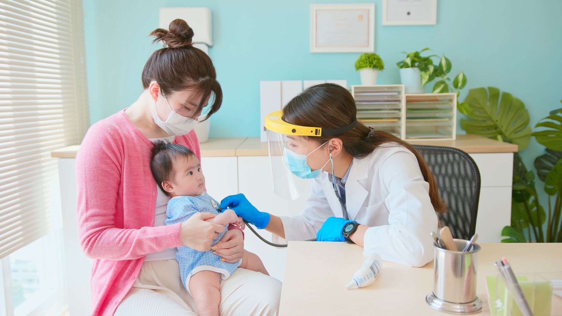 Dấu hiệu ở trẻ sơ sinh thường khó nhận biết, nên cần theo dõi sát và đưa trẻ đi khám sớm khi nghi ngờ.