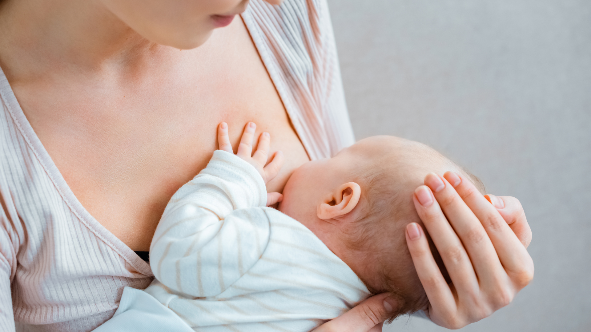 Khi uống nước, dạ dày trẻ nhanh đầy và tạo cảm giác no, khiến trẻ bú ít hơn trong các cữ bú tiếp theo