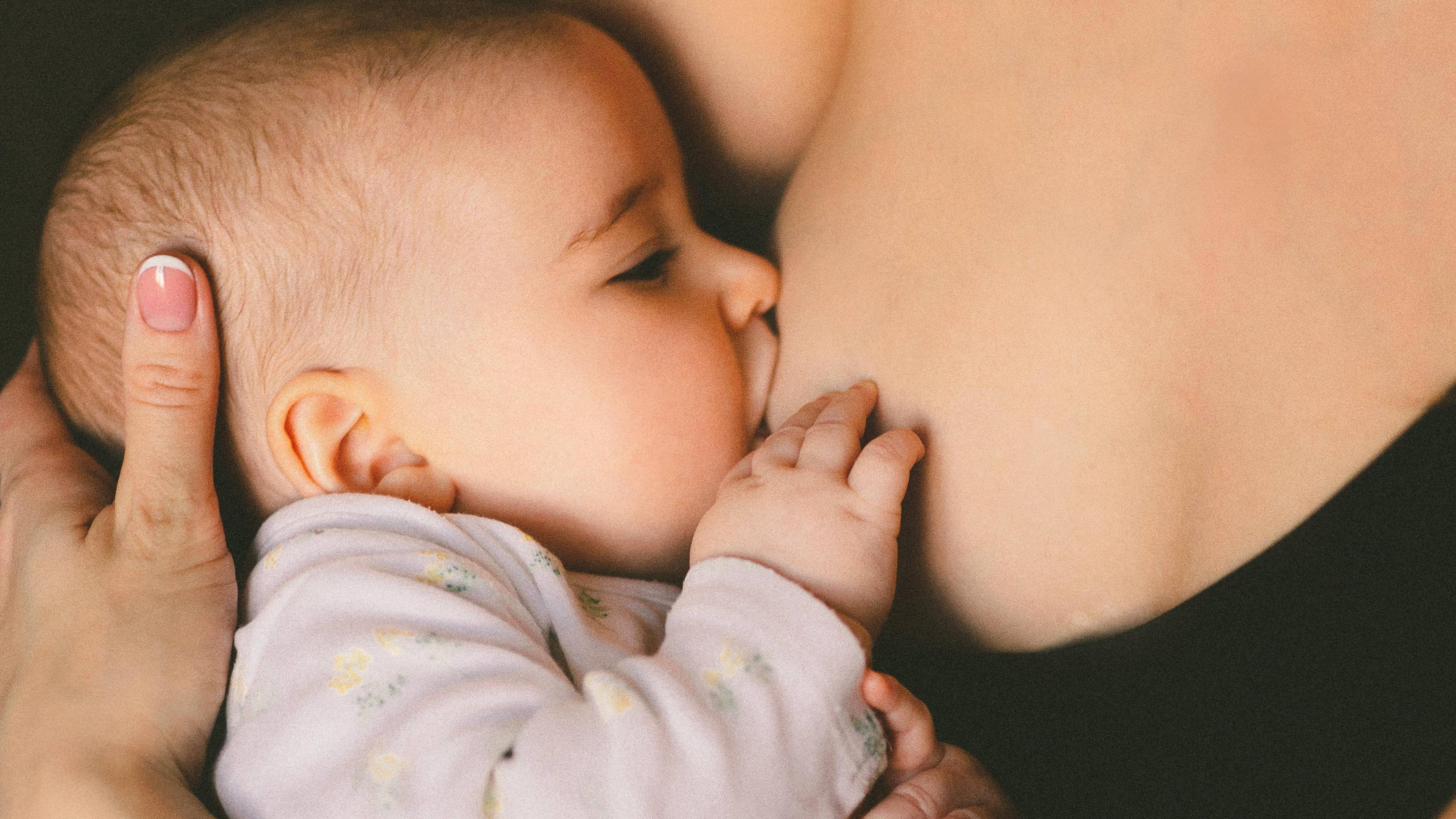 Trẻ sơ sinh đi ngoài có hạt vàng kèm nước có thể liên quan đến sữa mẹ do chứa hàm lượng chất béo cao