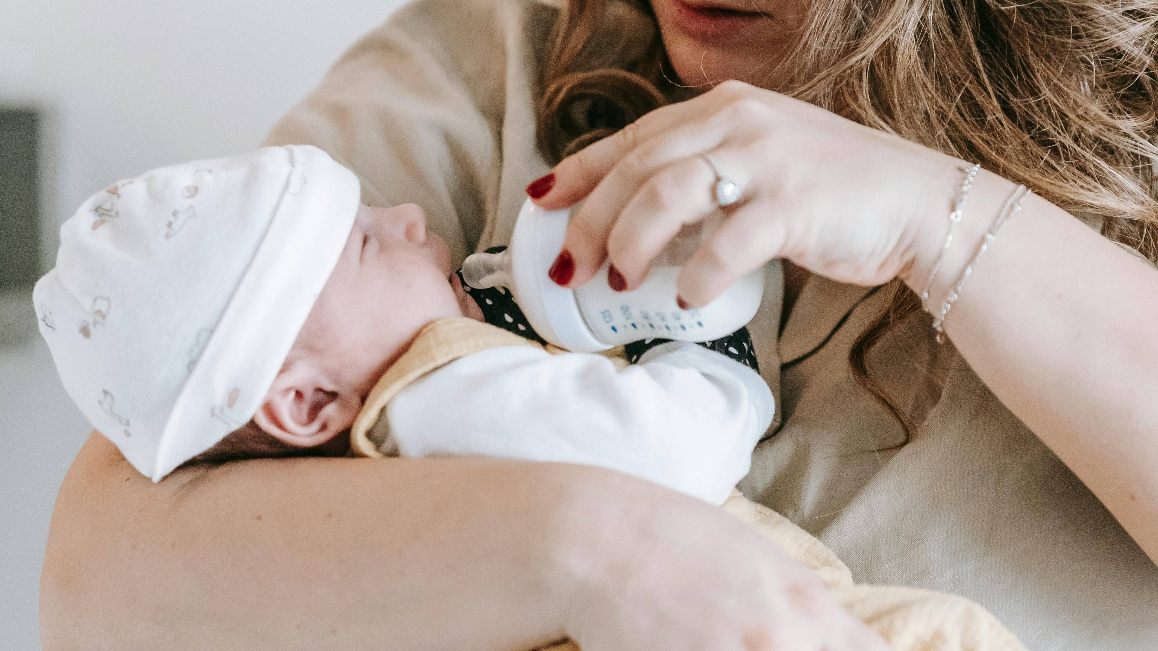 Với trẻ dùng sữa công thức, mẹ không nên tự ý đổi sữa liên tục, nên hỏi ý kiến bác sĩ trước khi đổi sữa