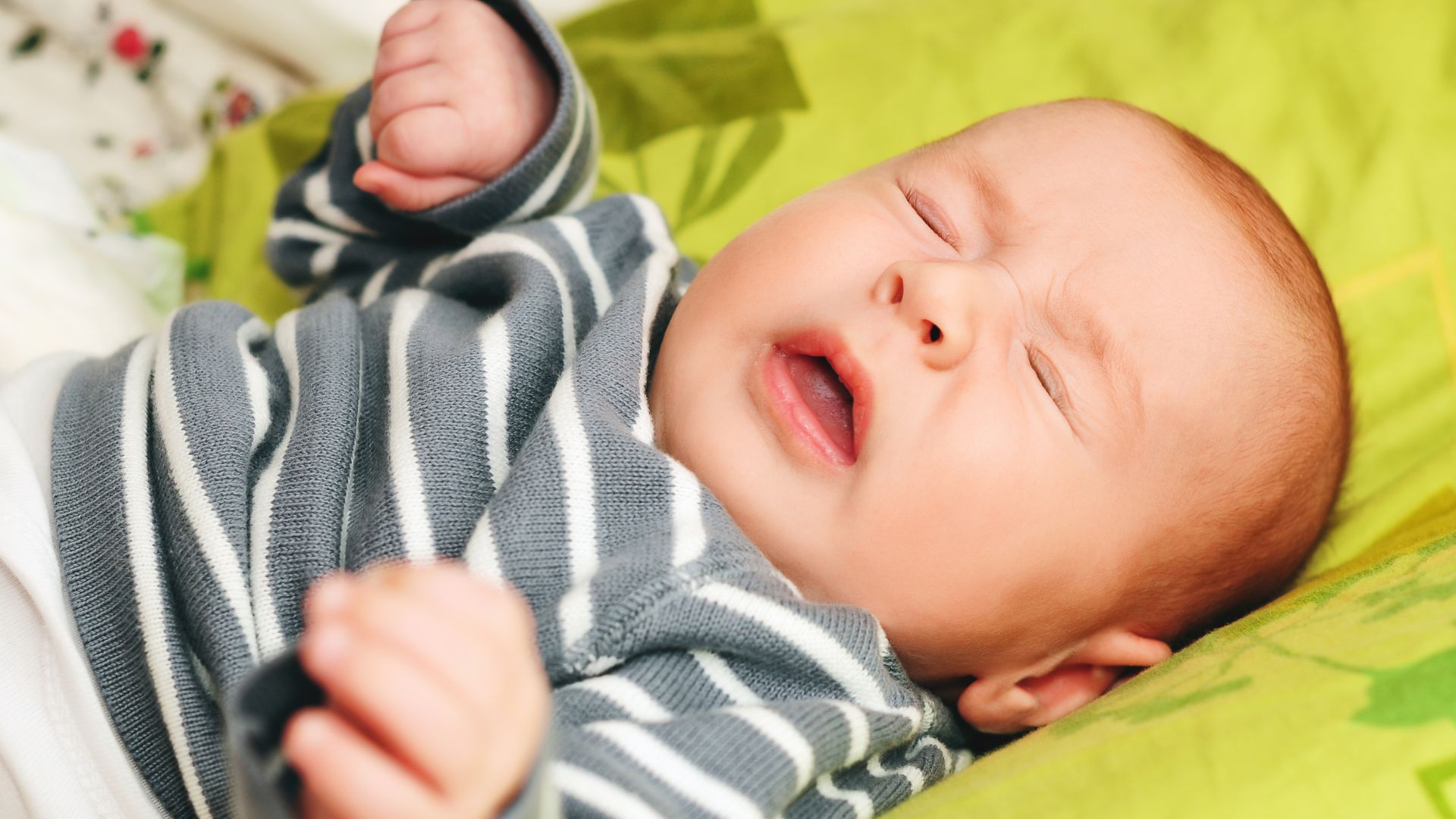 Trẻ sơ sinh hay hắt xì có thể là một phản xạ để đẩy dịch nhầy hay bụi ngược ra ngoài