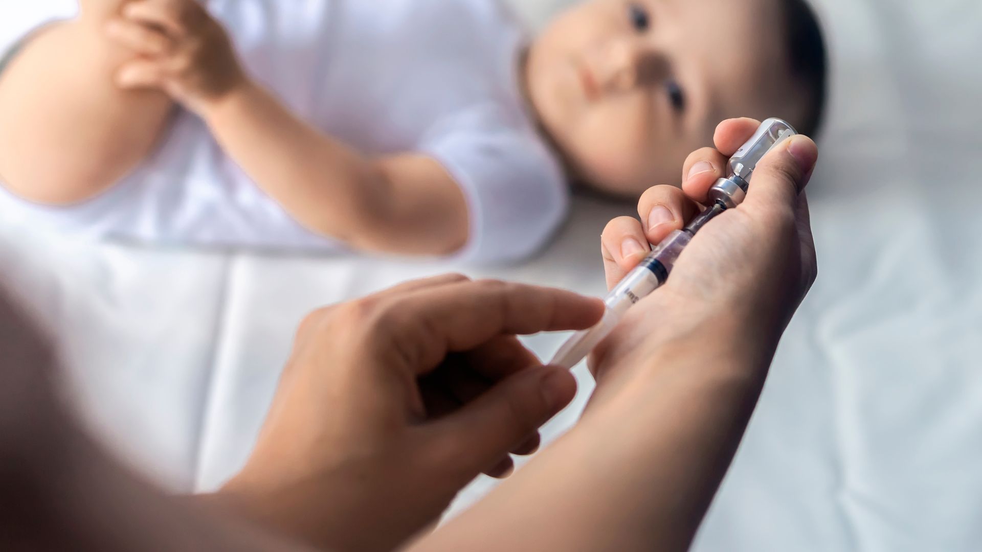 Cha mẹ nên cho bé tiêm vắc xin đầy đủ để phòng ngừa cách bệnh về đường hô hấp hiệu quả
