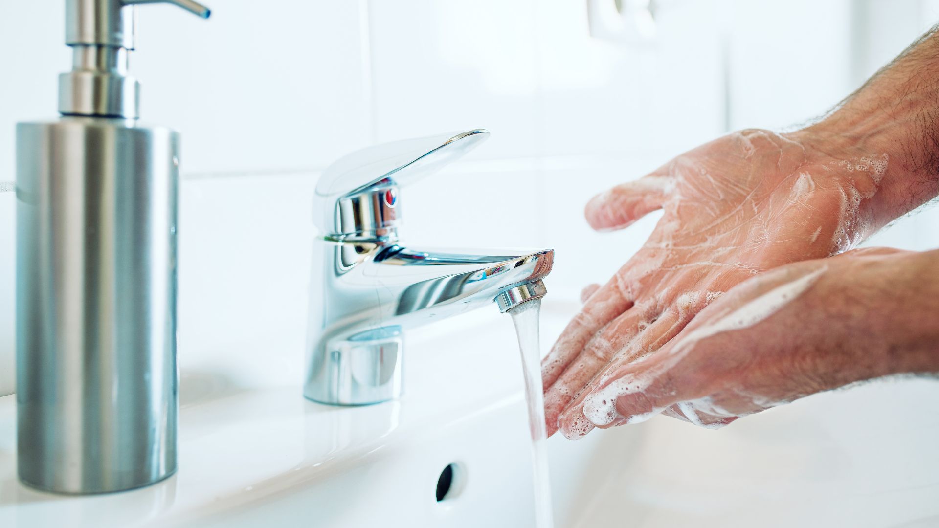 Phụ huynh nên rửa tay sạch sẽ trước khi chăm sóc hoặc bế trẻ
