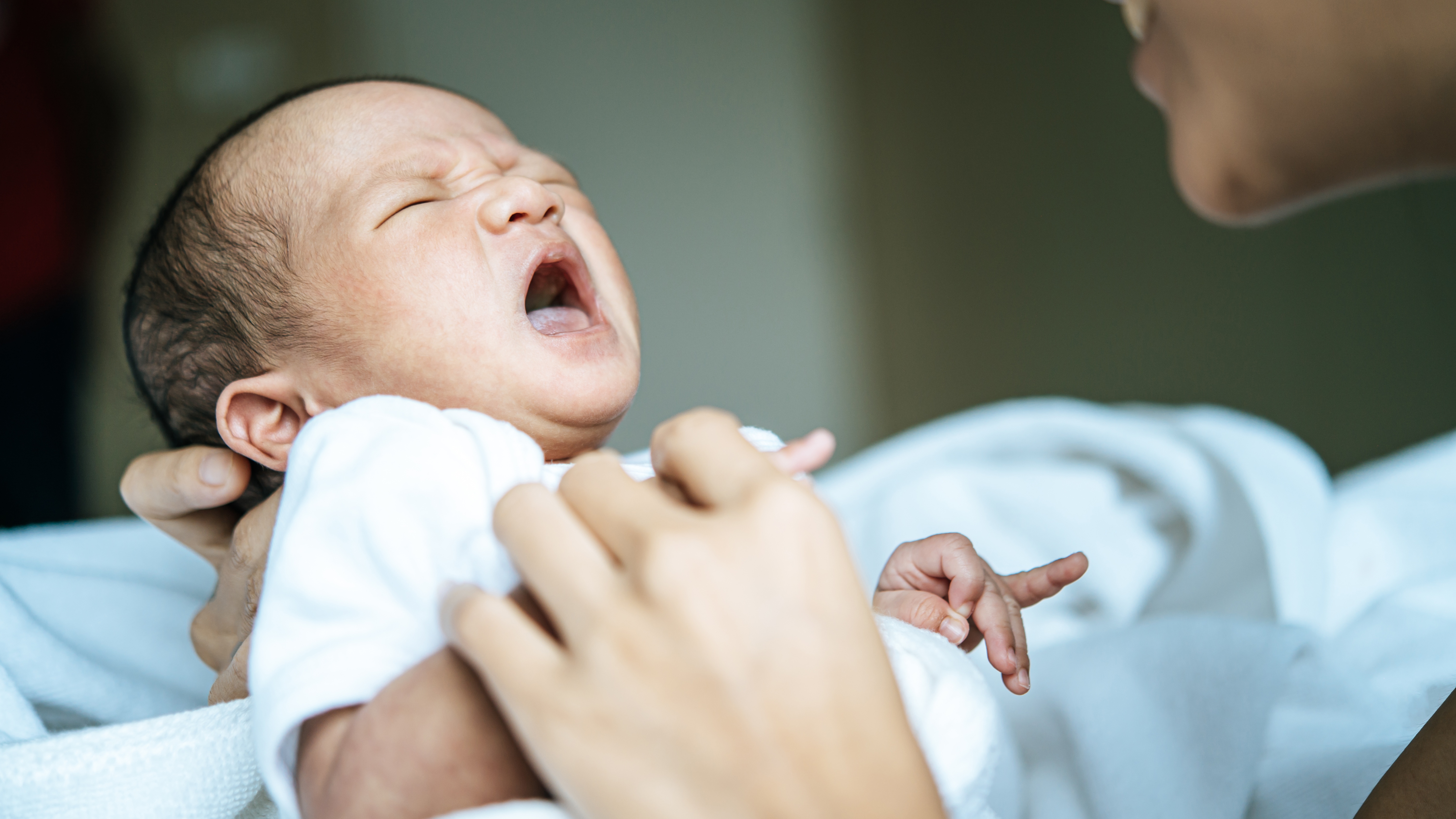 Trẻ sơ sinh hắt xì có phải bị lạnh không là thắc mắc phổ biến của nhiều cha mẹ