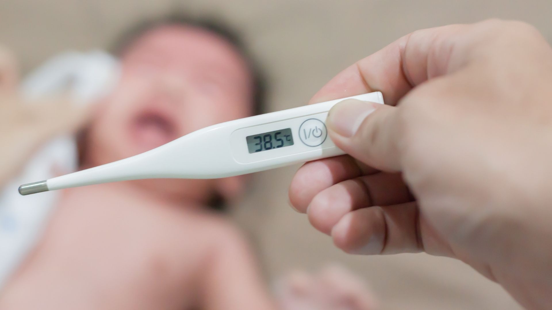 Trẻ sơ sinh kèm sốt, ho có thể là dấu hiệu nhiễm lạnh hoặc nhiễm trùng hô hấp