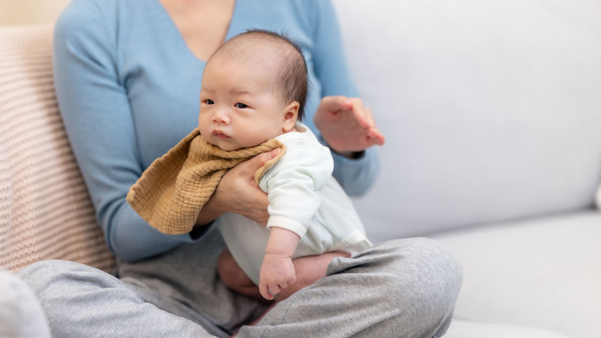 Mẹ hãy vỗ ợ hơi cho trẻ sau khi bú để tránh bị nôn trớ