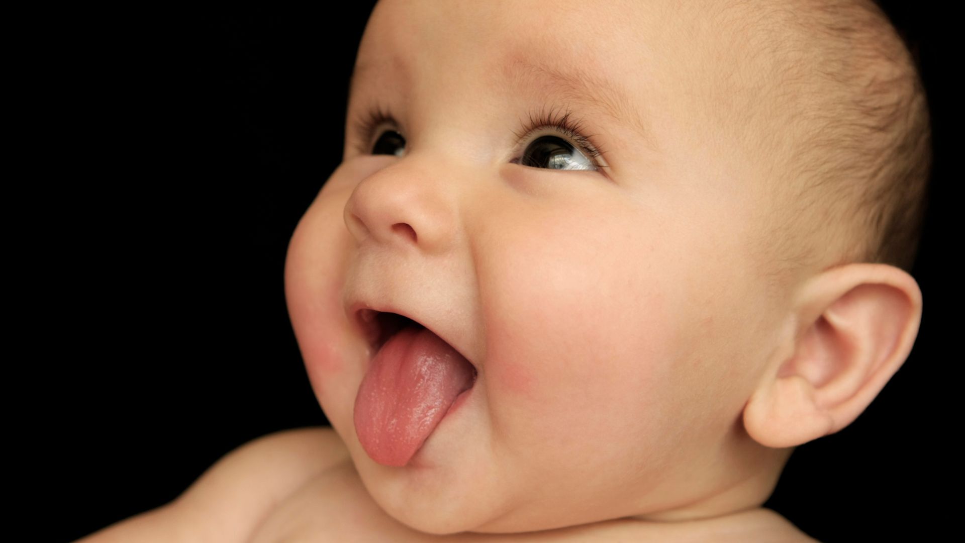Trẻ lè lưỡi có thể là để gây sự chú ý khi đang vui đùa
