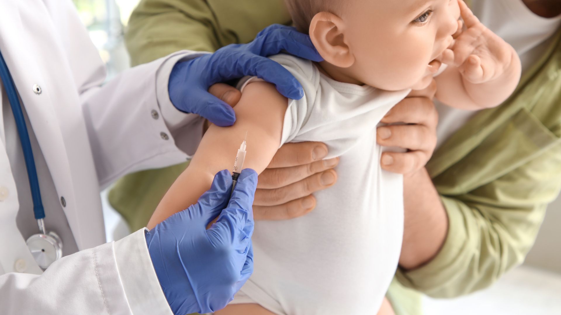 Cha mẹ nên cho trẻ sơ sinh tiêm phòng đầy đủ trong những tháng đầu đời