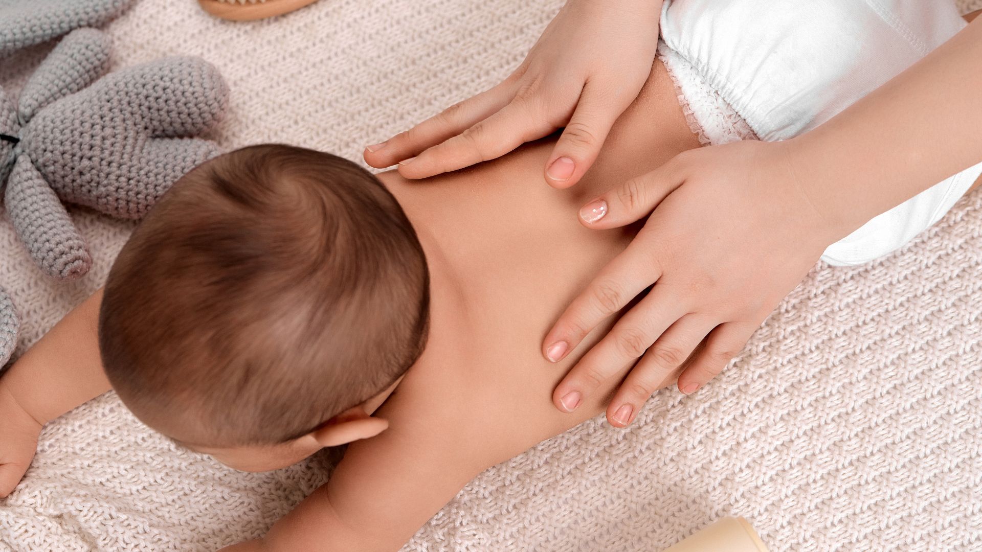 Cha mẹ nên massage cho bé khoảng 5 - 10 phút trước khi ngủ để bé ngủ ngon hơn