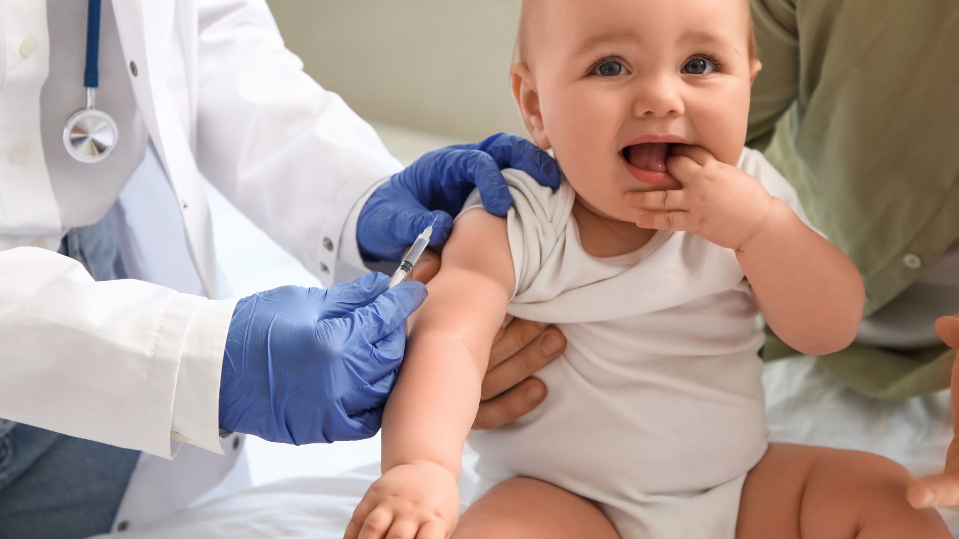 Cha mẹ nên cho trẻ tiêm phòng đầy đủ để giúp con phát triển toàn diện