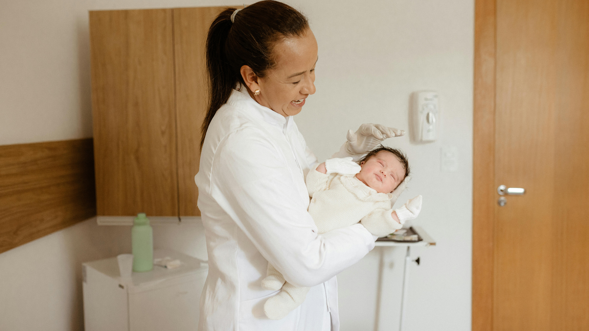 Cha mẹ có biết trẻ sơ sinh mấy tháng cứng cổ? Trẻ sơ sinh lâu cứng cổ phải làm sao? 3