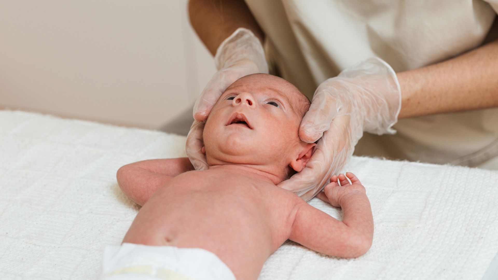 Trẻ sơ sinh mấy tháng thì bế ngồi được