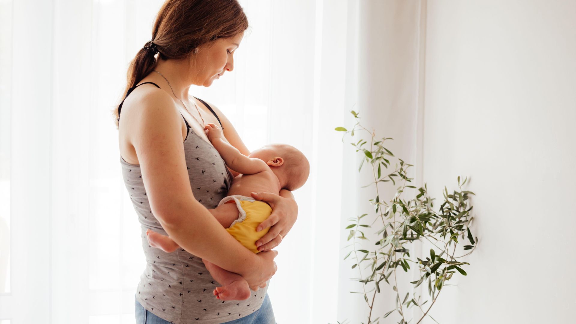 Trẻ sơ sinh từ 0 - 2 tháng tuổi có thể bế theo tư thế bế nôi