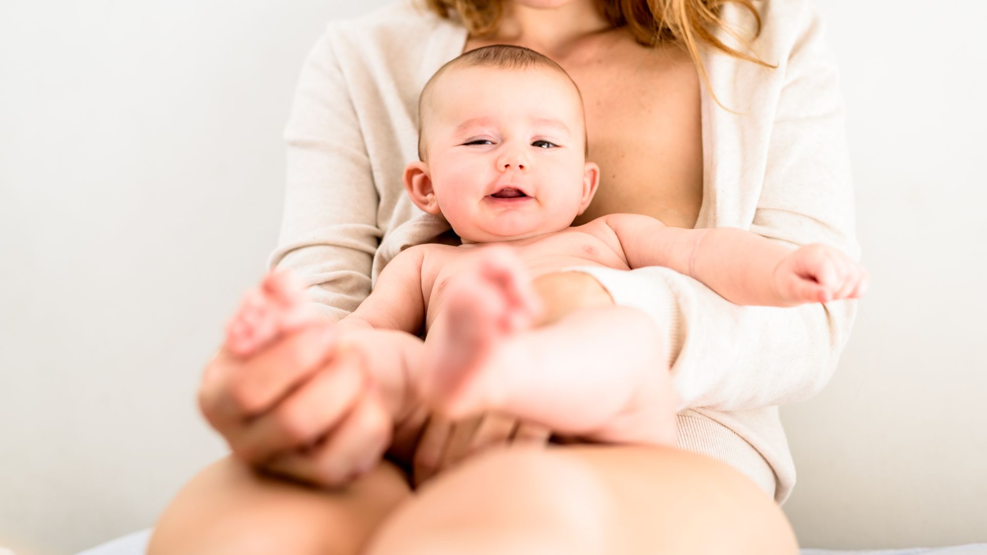 Trẻ sơ sinh trên 4 tháng tuổi có thể bế ngồi trong lòng người lớn