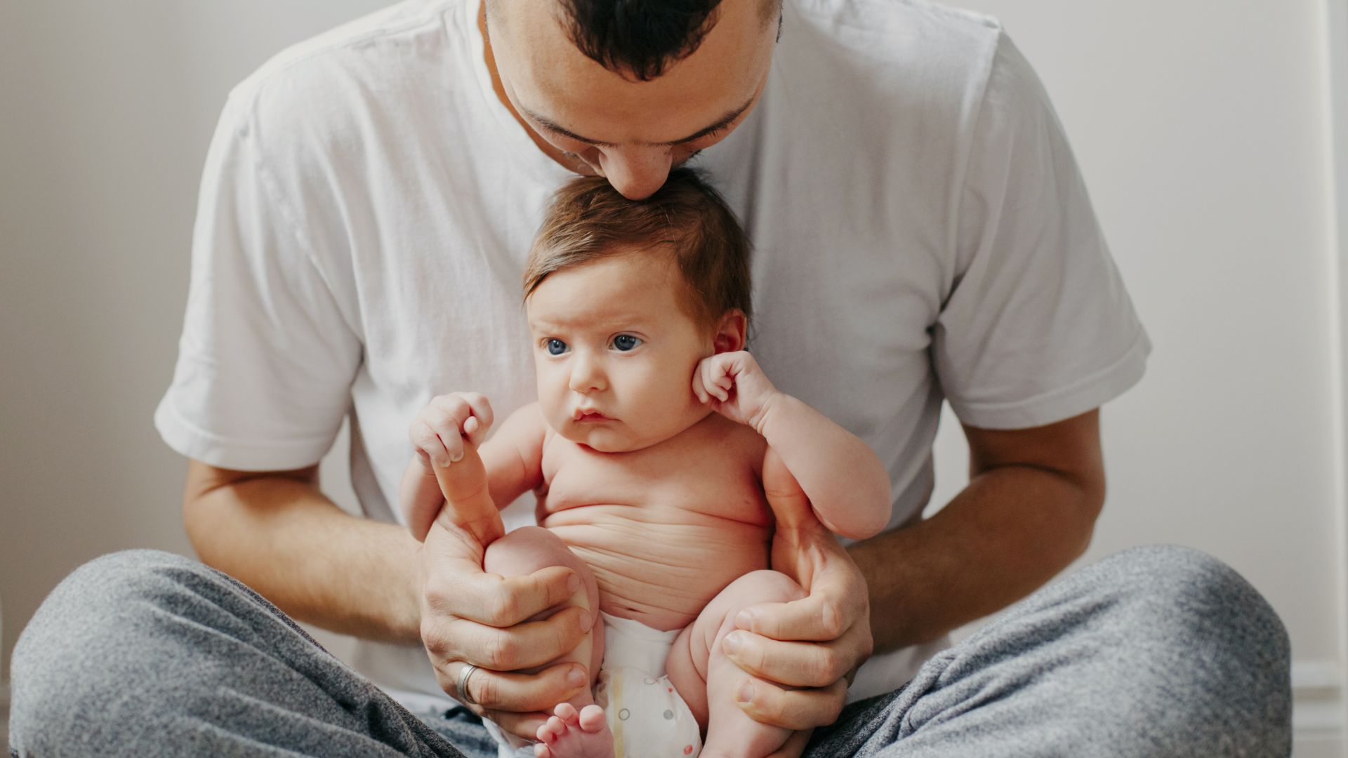 Cha mẹ hãy luôn quan sát phản ứng của bé để điều chỉnh lại tư thế bế