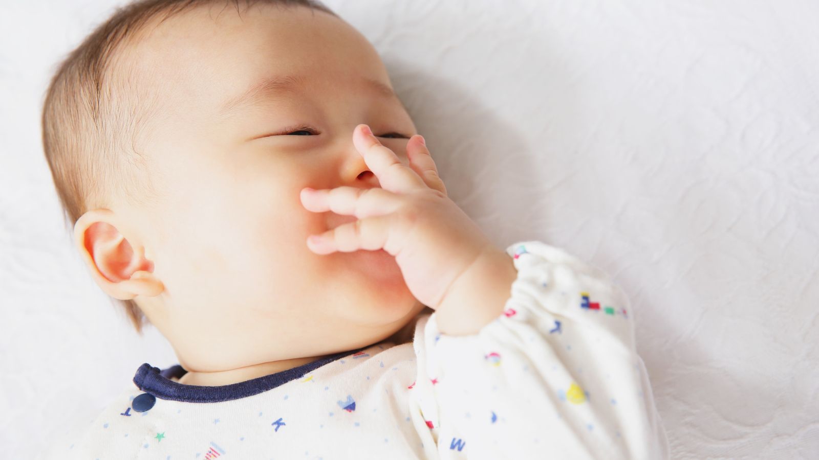Việc bé mút tay là một phản xạ có nguyên nhân cụ thể