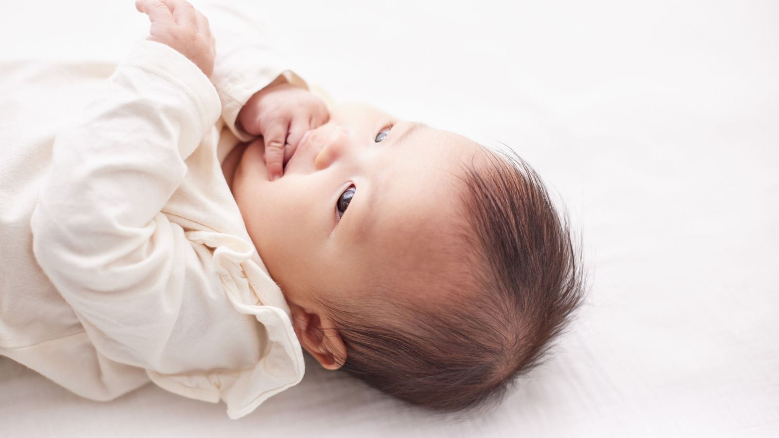 Nhiều mẹ thắc mắc trẻ sơ sinh mút tay có tốt không