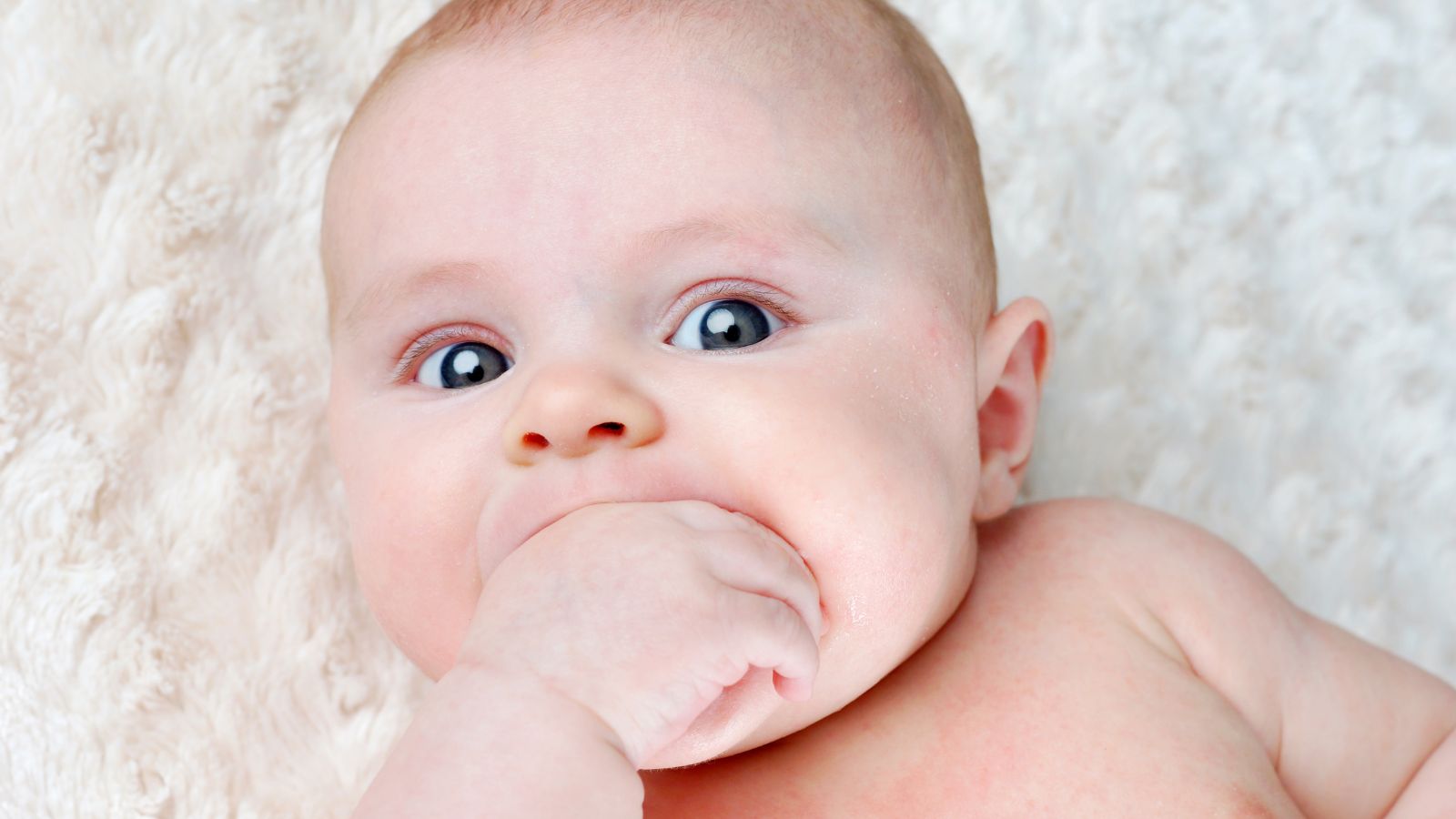 Cha mẹ hãy giúp bé bỏ thói quen mút tay nhẹ nhàng