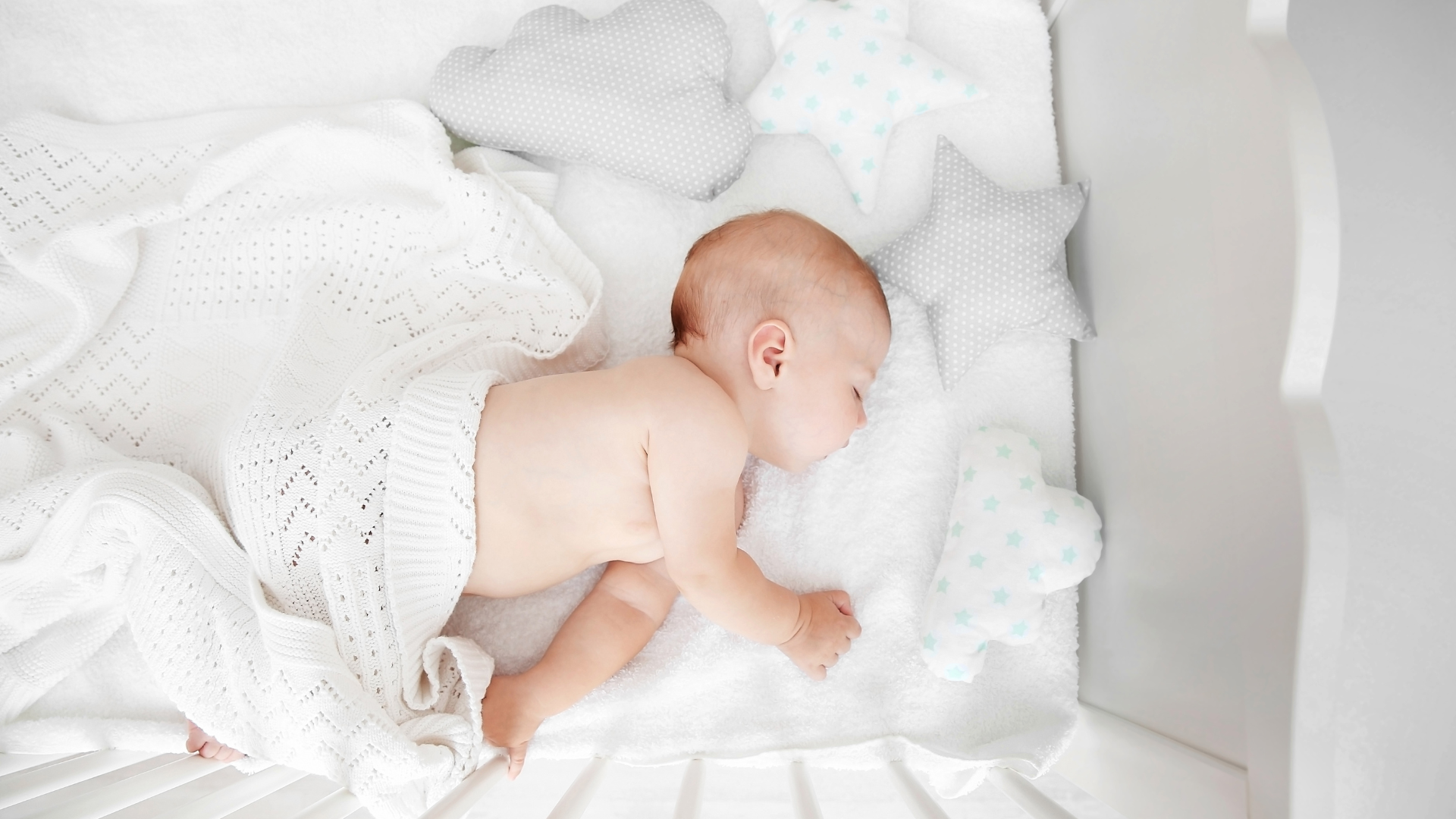 Khoảng từ 3 tháng tuổi trở lên, cha mẹ mới có thể cân nhắc việc sử dụng gối