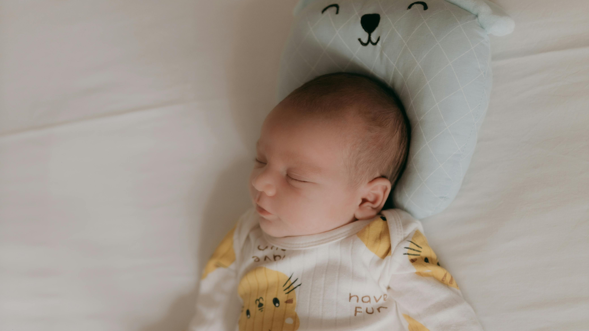 Trẻ sơ sinh nằm gối lõm được không là nỗi băn khoăn của nhiều độc giả