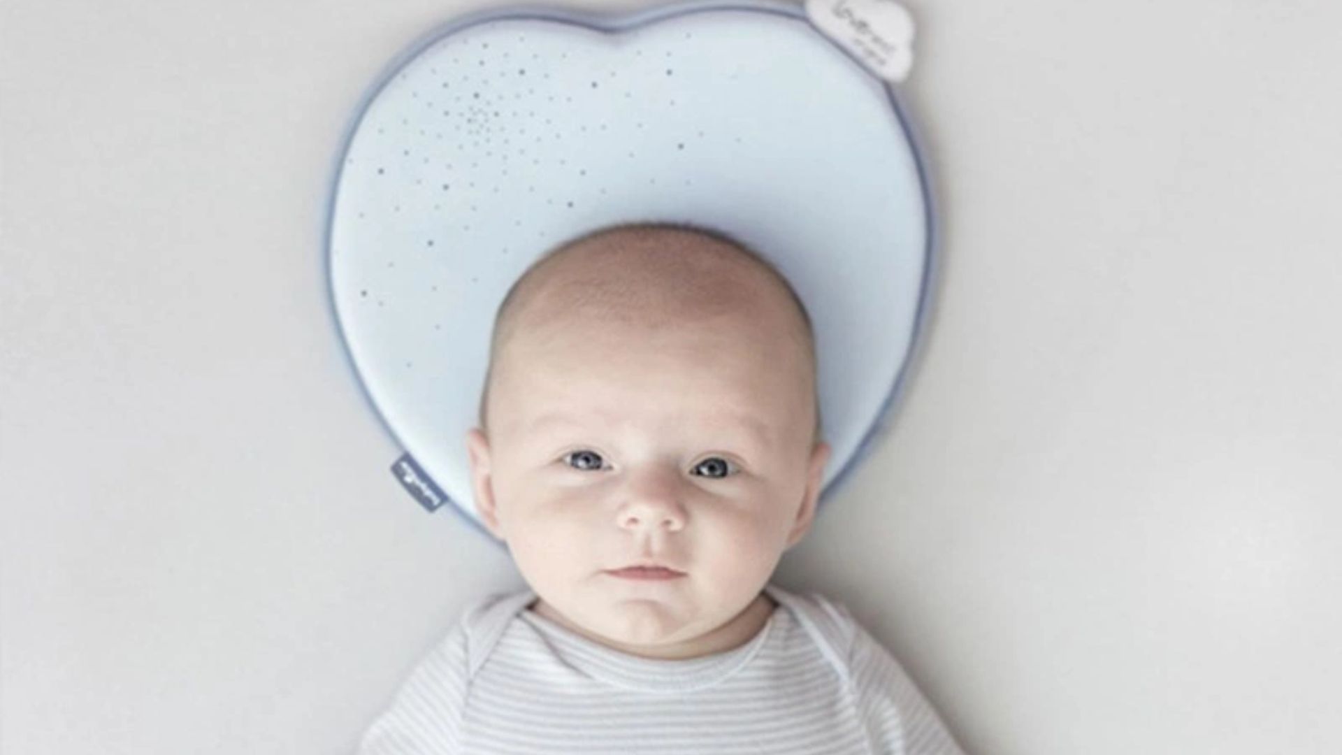 Cho trẻ nằm gối lõm có thể ảnh hưởng đến cột sống cổ của trẻ