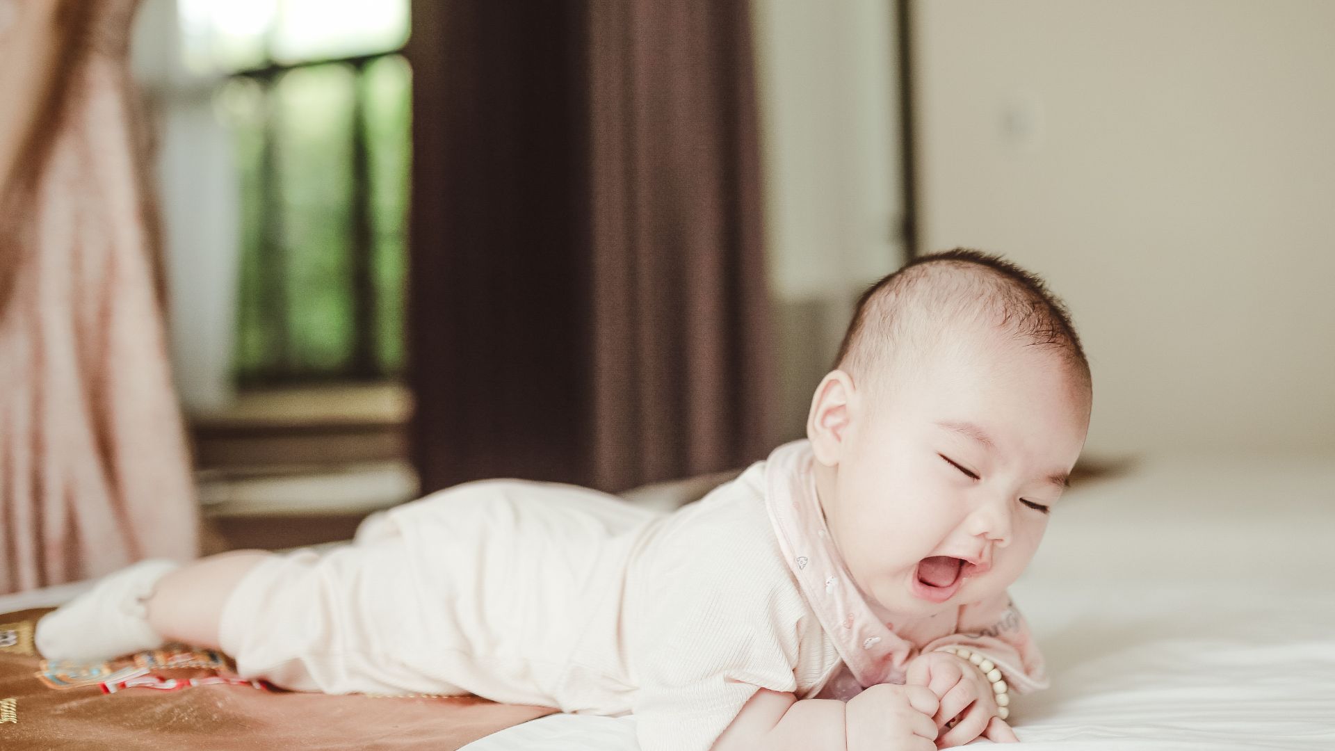Tăng thời gian cho bé nằm sấp khi thức mang lại nhiều lợi ích cho trẻ sơ sinh