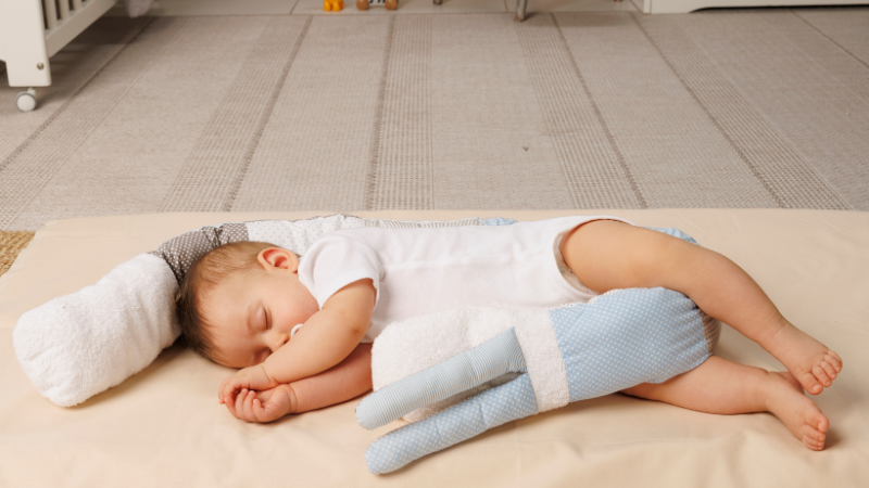 Trẻ sơ sinh nằm nghiêng quá lâu có thể gây hội chứng đầu bẹt